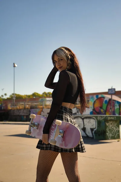 Menina Bonito Com Estilo Punk Heterocromia Segurando Skate Sua Mão — Fotografia de Stock