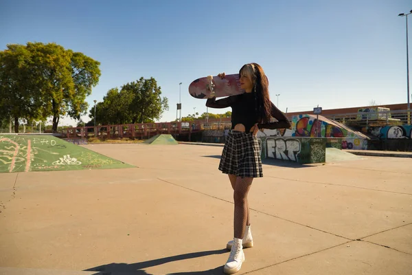 Mladá Hezká Dívka Punk Stylu Drží Skateboard Přes Rameno Jednou — Stock fotografie