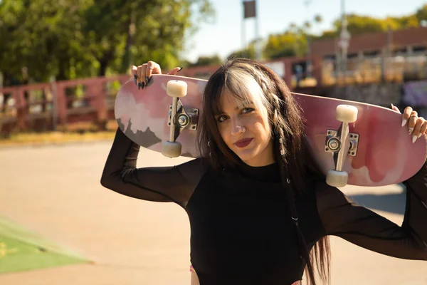 Portrét Krásné Mladé Dívky Punk Stylu Heterochromia Drží Skateboard Hlavou — Stock fotografie
