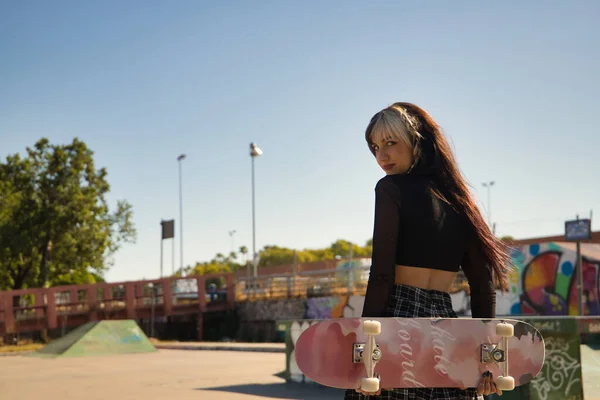 Krásná Mladá Dívka Punk Stylu Heterochromia Držení Skateboard Rukama Zády — Stock fotografie