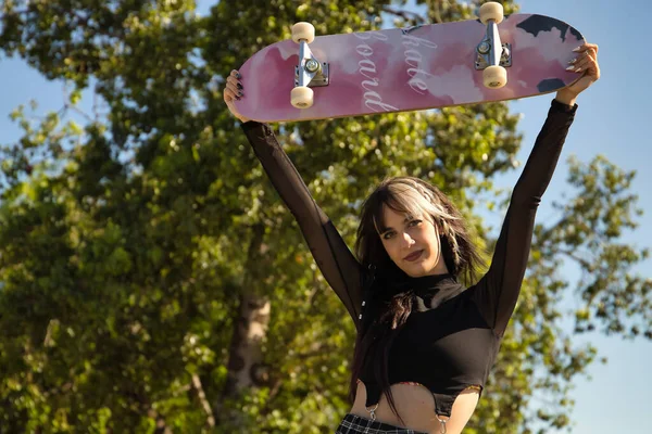 Mladá Hezká Dívka Punk Stylu Heterochromia Zvedání Skateboard Nad Hlavu — Stock fotografie