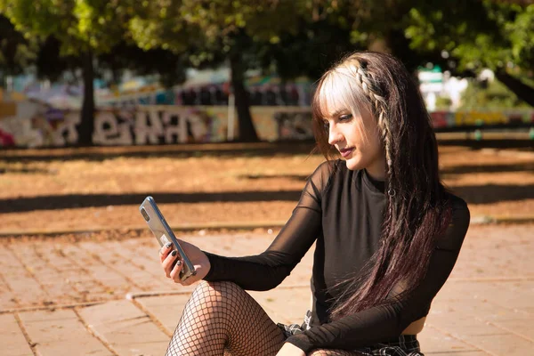 Joven Bonita Chica Con Estilo Punk Sentada Suelo Comprobando Las — Foto de Stock