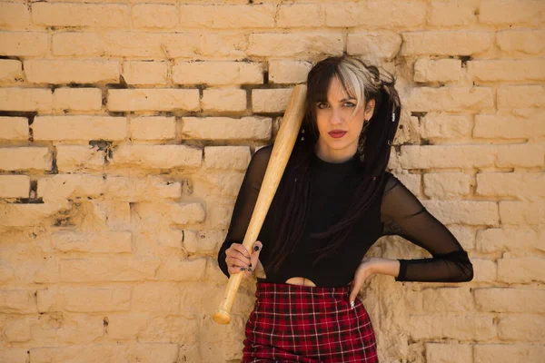 Linda Chica Joven Con Heterocromia Estilo Punk Con Bate Béisbol — Foto de Stock