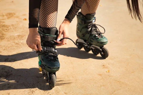 Detalle Las Manos Joven Sujetando Los Cordones Los Patines Verdes — Foto de Stock