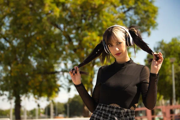 Joven Hermosa Chica Con Heterocromia Estilo Punk Con Auriculares Blancos — Foto de Stock