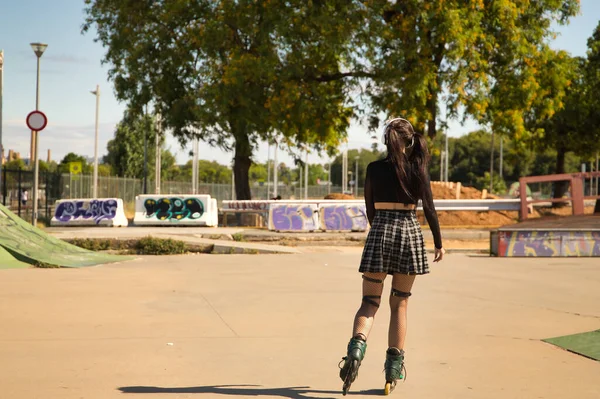 Mladá Dívka Punk Stylu Bílými Sluchátky Copánky Inline Brusle Vidět — Stock fotografie