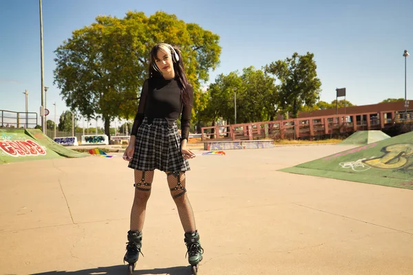 Bastante Joven Con Coletas Auriculares Blancos Patines Estilo Punk Línea — Foto de Stock