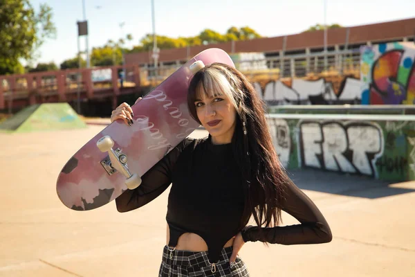 Roztomilá Mladá Dívka Punk Stylu Heterochromia Drží Skateboard Přes Rameno — Stock fotografie