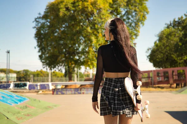 Punk Tarzı Genç Bir Kız Elinde Kaykayla Bir Kaykay Parkında — Stok fotoğraf