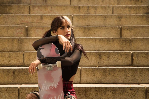 Retrato Una Joven Hermosa Chica Con Heterocromia Estilo Punk Sentada —  Fotos de Stock