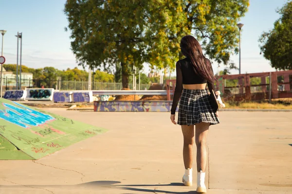 Chica Joven Con Estilo Punk Sosteniendo Monopatín Con Mano Caminando —  Fotos de Stock