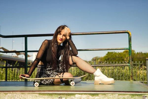 Mladá Hezká Dívka Heterochromem Punk Stylu Jednou Rukou Spočívá Skateboardu — Stock fotografie