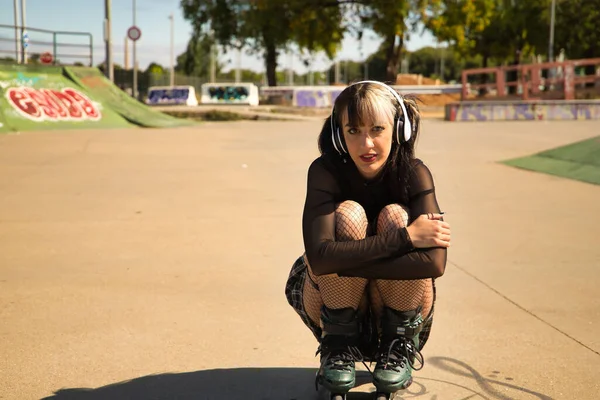 Linda Joven Con Heterocromia Estilo Punk Con Auriculares Blancos Patines — Foto de Stock