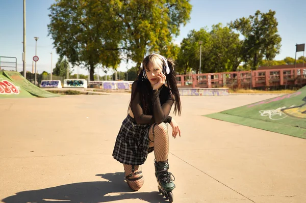 Roztomilá Mladá Dívka Punk Stylu Bílými Sluchátky Inline Brusle Jedním — Stock fotografie