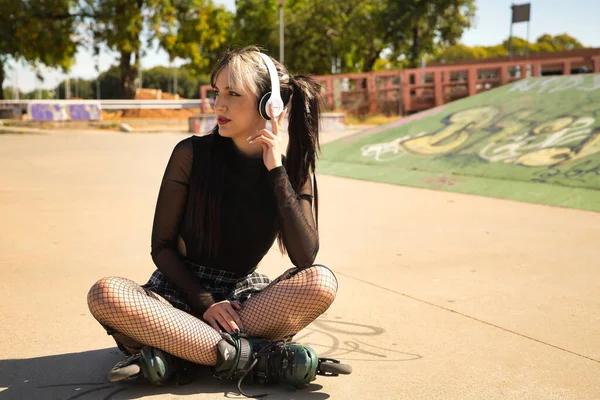 Linda Chica Joven Con Estilo Punk Con Auriculares Blancos Patines — Foto de Stock