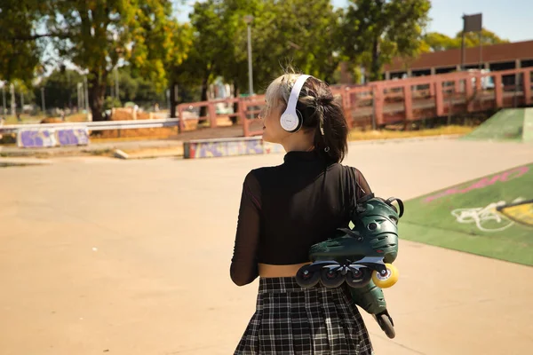 Chica Joven Con Coletas Estilo Punk Auriculares Blancos Patines Línea —  Fotos de Stock