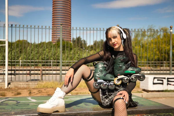 Chica Joven Hermosa Con Coletas Estilo Punk Auriculares Blancos Patines — Foto de Stock