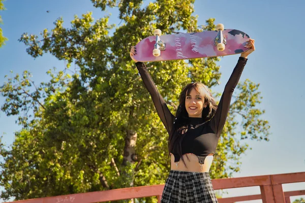 Mladá Hezká Dívka Punk Styl Zvedání Skateboard Nad Hlavu Úsměvem — Stock fotografie