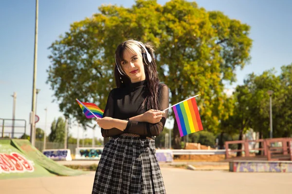 Linda Chica Joven Con Coletas Auriculares Blancos Estilo Punk Con —  Fotos de Stock