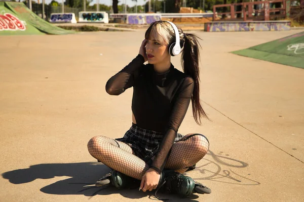 Heterokromisi Olan Punk Tarzı Beyaz Kulaklıklı Paten Giyen Müzik Dinleyen — Stok fotoğraf