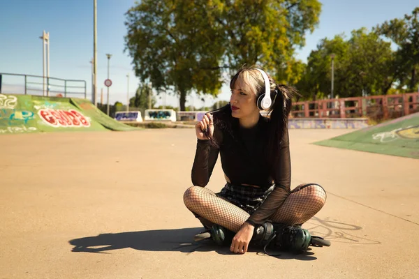 Roztomilá Mladá Dívka Heterochromie Punk Styl Bílými Sluchátky Inline Brusle — Stock fotografie