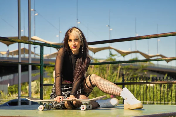 Mladá Krásná Dívka Heterochromie Punk Stylu Oběma Rukama Odpočívá Skateboardu — Stock fotografie