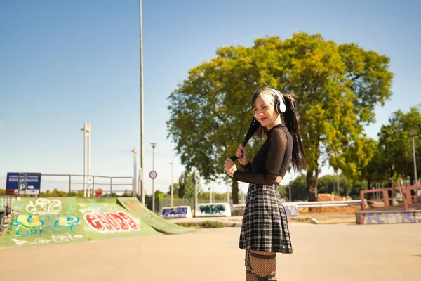 Linda Chica Joven Con Heterocromia Estilo Punk Con Auriculares Blancos — Foto de Stock