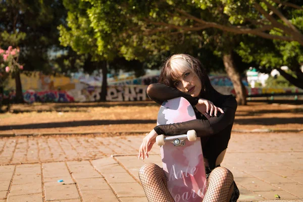 Mladá Krásná Dívka Heterochromie Punk Styl Sedí Obrubníku Objímání Její — Stock fotografie