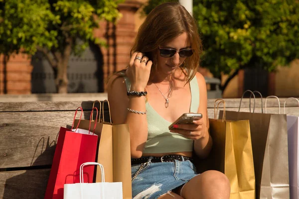 Молода Жінка Консультує Соціальні Мережі Своєму Мобільному Телефоні Сидячи Лавці — стокове фото