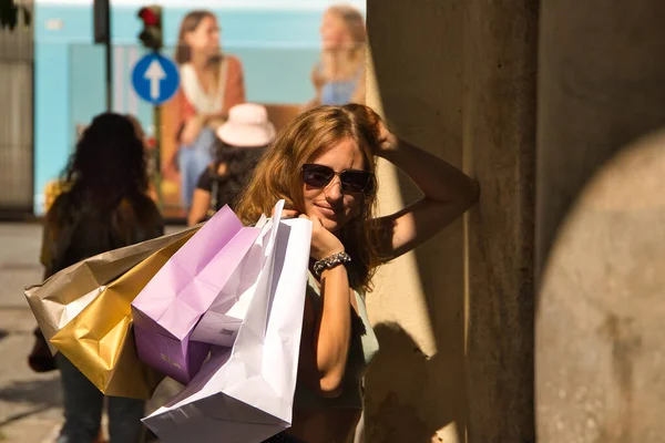 Jovem Com Óculos Sol Sacos Compras Ombro Encostado Uma Parede — Fotografia de Stock