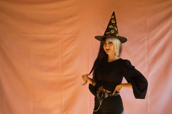 Joven Mujer Hispana Vestida Como Una Bruja Sosteniendo Cabello Con — Foto de Stock