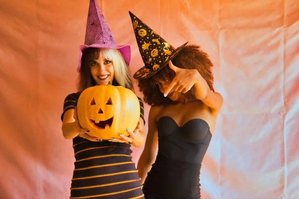 Fiatal Spanyol Latin Nők Boszorkány Kalap Bemutató Rámutatva Egy Halloween — Stock Fotó