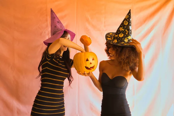 Mladé Hispánské Latinské Ženy Kloboukem Čarodějnice Sahající Halloween Dýně Růžovém — Stock fotografie