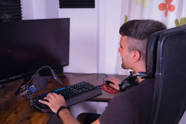 Joven Hombre Hispano Sentado Frente Computadora Listo Para Trabajar —  Fotos de Stock