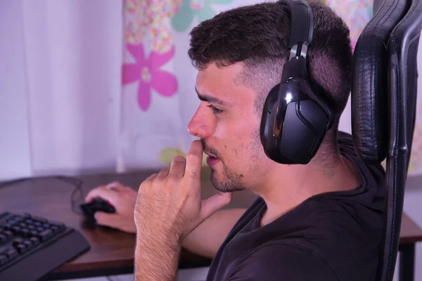 Jovem Adulto Hispânico Masculino Sentado Computador Com Mão Queixo Concentrando — Fotografia de Stock