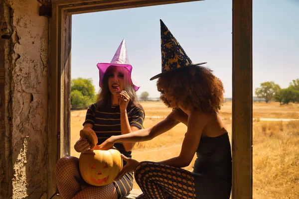 Jeunes Femmes Hispaniques Latines Dans Chapeau Sorcière Assis Dans Cadre — Photo