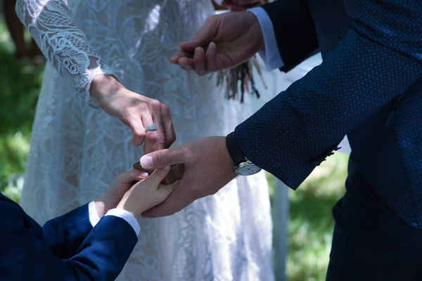 Detail Wedding Ring Delivery Hands Child His Parents — Stock Photo, Image