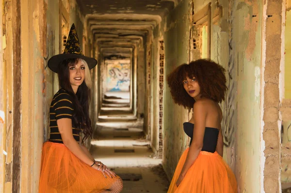 Mladé Hispánské Latinské Ženy Stojí Oblečené Halloween Chodbě Zchátralé Budovy — Stock fotografie
