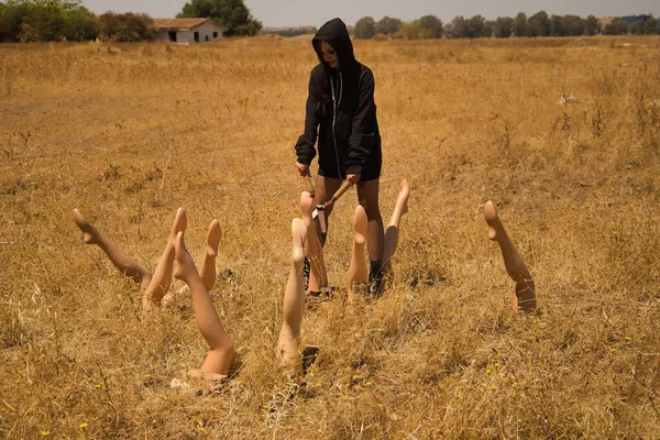 Mujeres Hispanas Jóvenes Con Tijeras Podar Con Grupo Piernas Maniquí — Foto de Stock