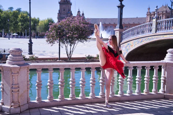 Dospělá Hispánská Klasická Baletka Červené Sukničce Která Slunečný Den Dělá — Stock fotografie