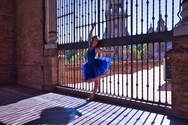 Bailarina Ballet Clásica Hispana Adulta Tutú Azul Haciendo Figuras Rejillas — Foto de Stock