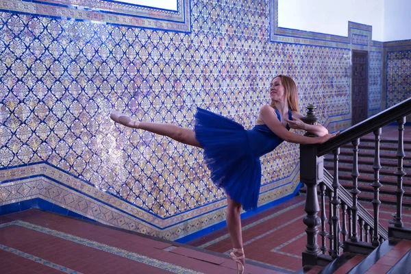 Ισπανόφωνη Ενήλικη Χορεύτρια Κλασικού Μπαλέτου Μπλε Φουστάνια Κάνοντας Φιγούρες Μια — Φωτογραφία Αρχείου
