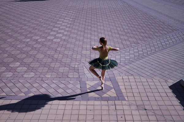 Dorosła Latynoska Tancerka Klasycznego Baletu Zielonym Czarnym Tutu Monetami Tańcząca — Zdjęcie stockowe