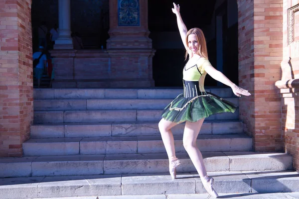 Dospělá Žena Hispánská Klasická Baletka Zelené Černé Tutu Mincemi Vystupující — Stock fotografie