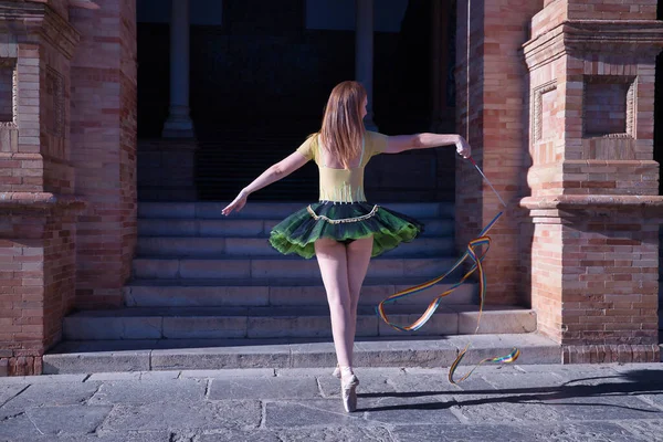 Bailarina Ballet Clásica Femenina Adulta Hispana Tutú Verde Negro Con — Foto de Stock