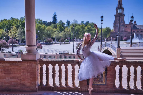 Ισπανίδα Χορεύτρια Κλασικού Μπαλέτου Λευκή Φούστα Και Ροζ Καρκινικό Κασκόλ — Φωτογραφία Αρχείου