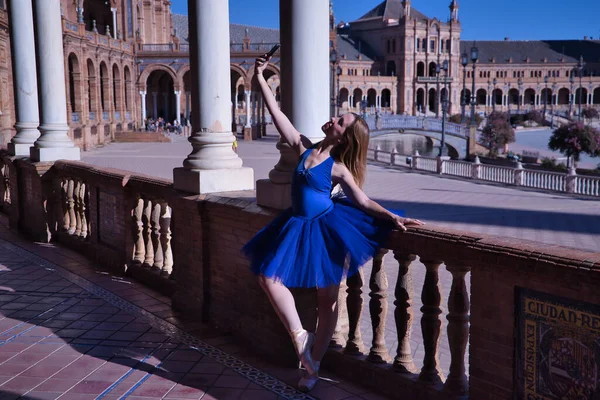 Dospělá Baletní Tanečnice Modré Tutu Fotí Svým Mobilním Telefonem Vedle — Stock fotografie