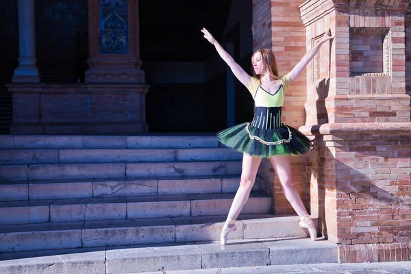 Bailarina Ballet Clásica Hispana Adulta Tutú Verde Negro Con Monedas — Foto de Stock