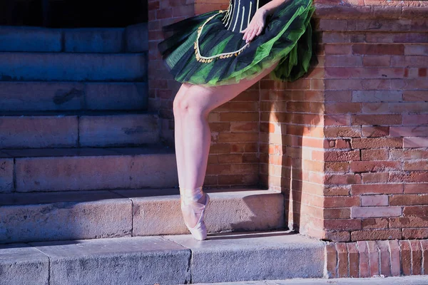 Detail Nohou Chodidel Dospělé Hispánské Klasické Baletní Tanečnice Zelené Černé — Stock fotografie