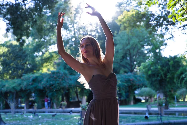 Volwassen Latijns Amerikaanse Vrouwelijke Volwassen Klassieke Balletdanser Een Bruin Chiffon — Stockfoto